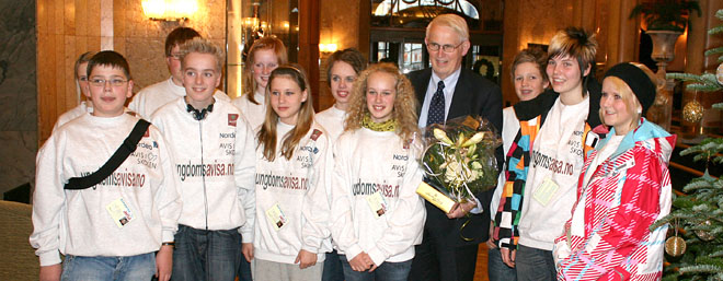 Elever fra Åmot ungdomsskole og Ole D. Mjøs.