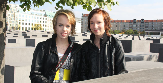 Marta og Hanne ved Holocaust-monumentet.